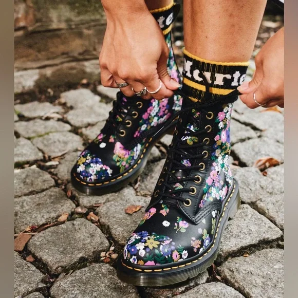 DR MARTENS 1460 PASCAL WOMEN'S VINTAGE FLORAL LEATHER LACE UP BOOTS - Picture 2 of 8